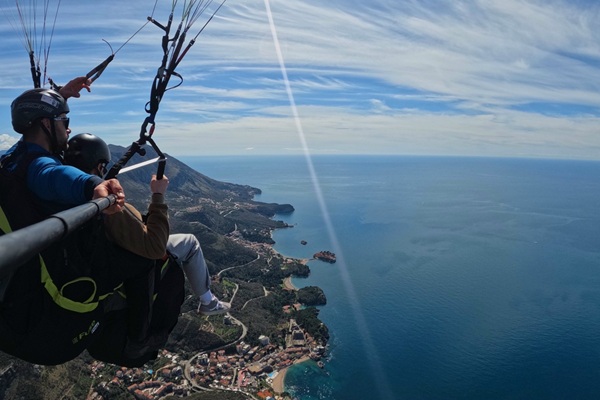 Paragliding Montenegro Budva – Tandem pilot and passenger flying over Sveti Stefan and the Budva Riviera.