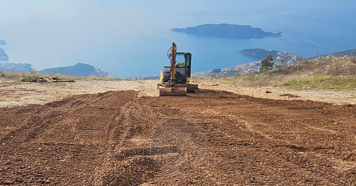Radovi na uređenju i ravnanju poletišta Brajići bagerom za sigurniji paraglajding start.